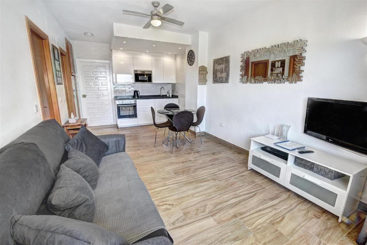 Benal Beach, Luxury Sea & Mountain View Beachside 1 Bedroom Appartement *